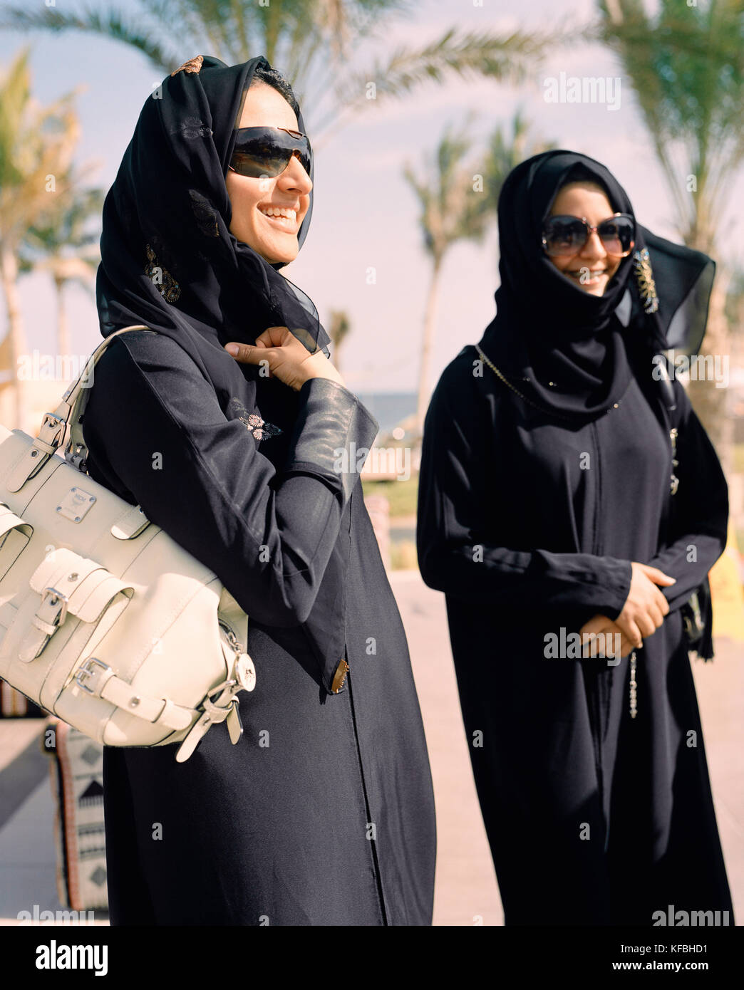OMAN, Barr Al Jissa Resort e Spa, le donne musulmane in abbigliamento  tradizionale, sorridente Foto stock - Alamy