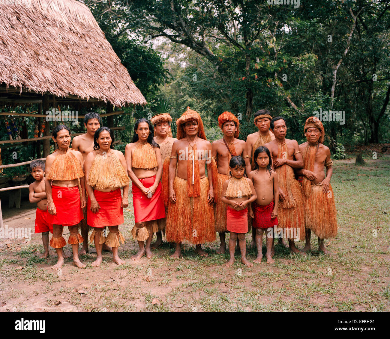 Il Perù, la foresta pluviale amazzonica, Sud America, America Latina, ritratto di una famiglia tribale in piedi insieme. Foto Stock