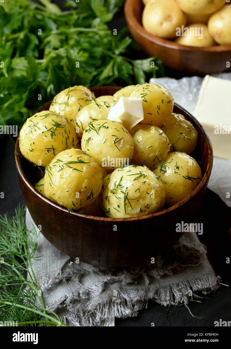 Nuovo cotti patate bollite con aneto e il burro nella ciotola. piatto per la cena Foto Stock