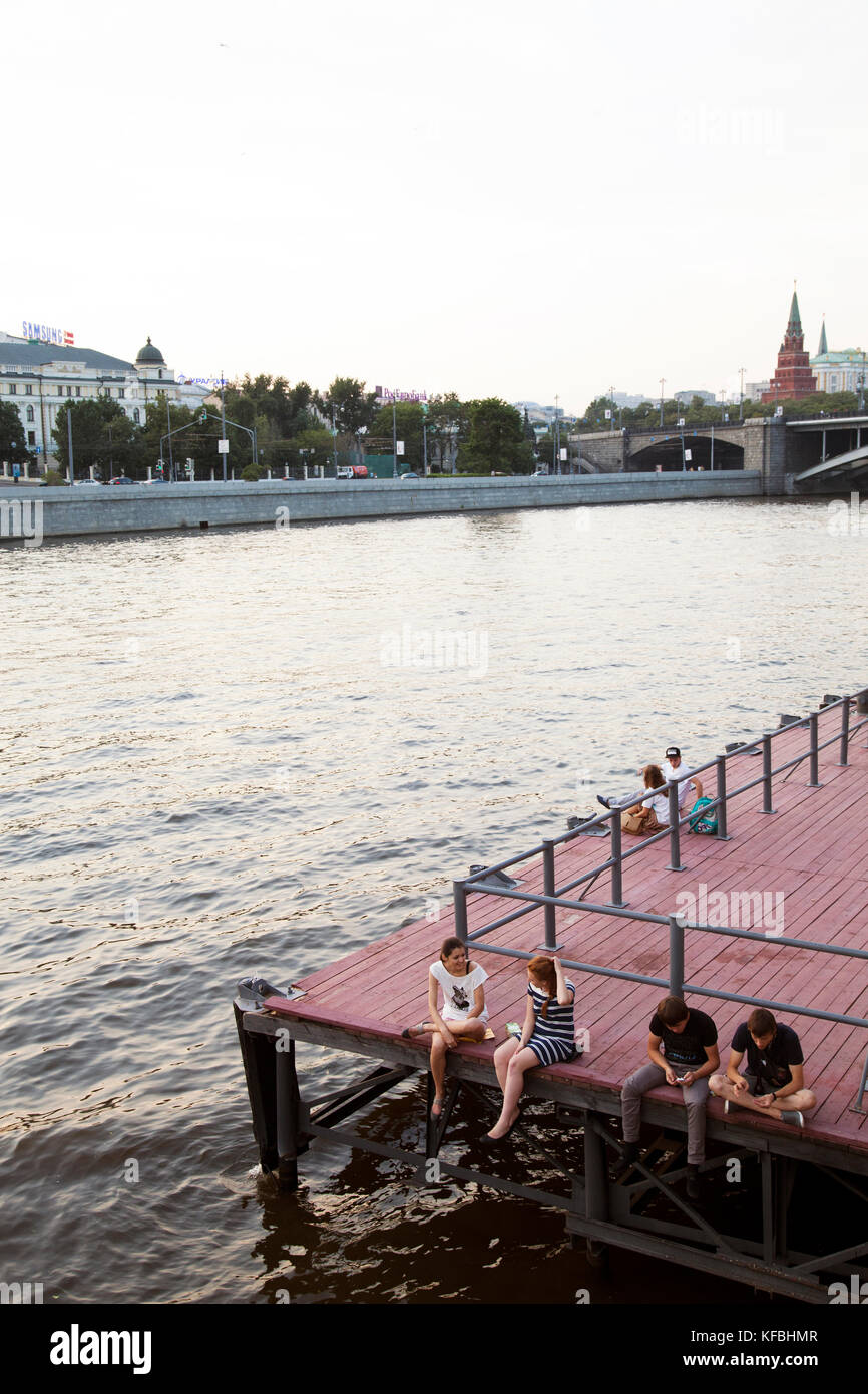 RUSSIA, MOSCA. Le persone in attesa in un fiume di Mosca Ferry Dock con la Cattedrale di Cristo Salvatore in background. Foto Stock