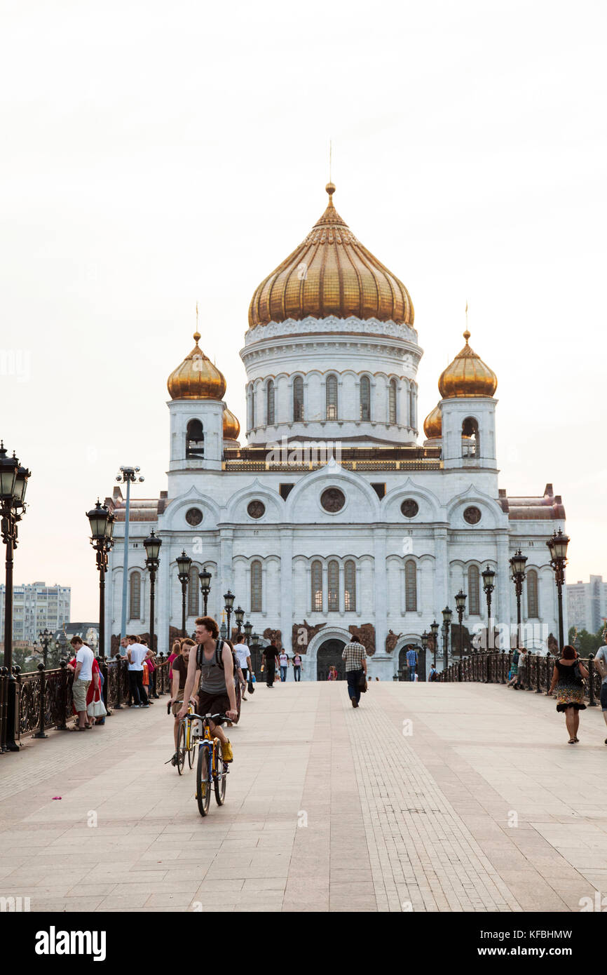 RUSSIA, MOSCA. Una vista del Ponte Patriarshy e la Cattedrale di Cristo Salvatore. Foto Stock