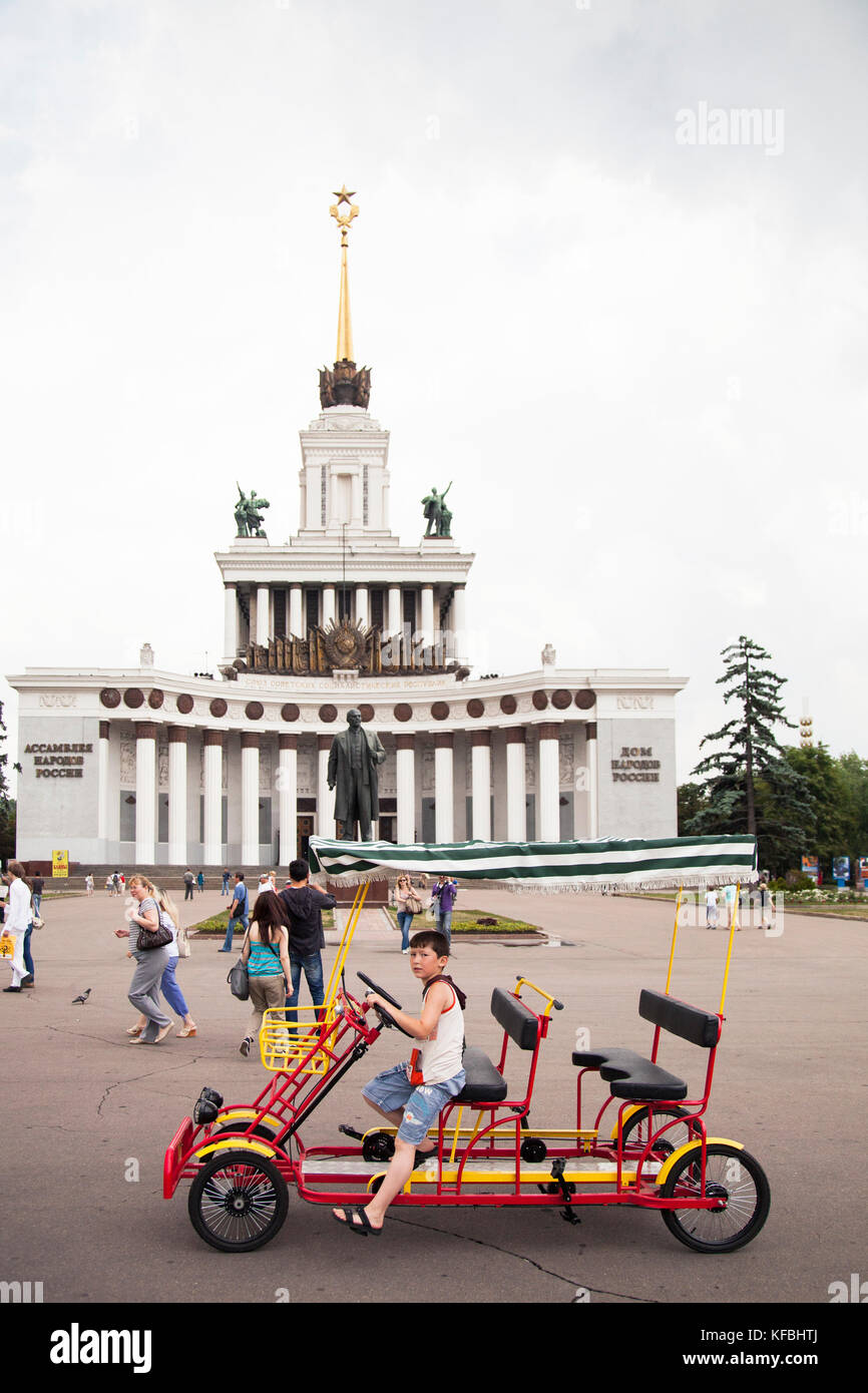 RUSSIA, MOSCA. Turisti e visitatori locali di fronte al Valdimir Lenin Monumento all'All-Russia Exhibition Centre. Foto Stock