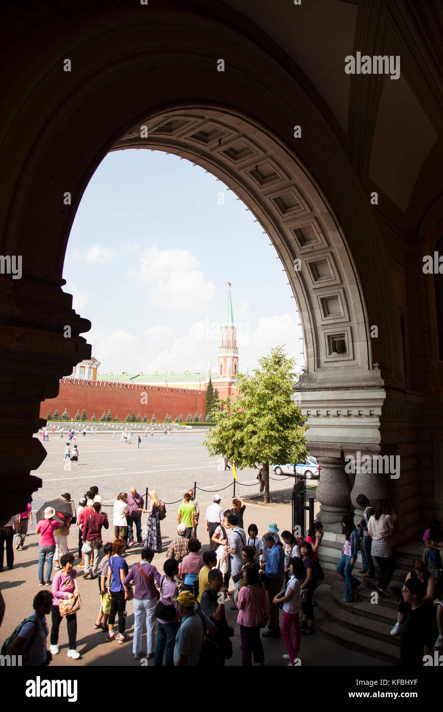 RUSSIA, MOSCA. I turisti sulla Piazza Rossa. Foto Stock
