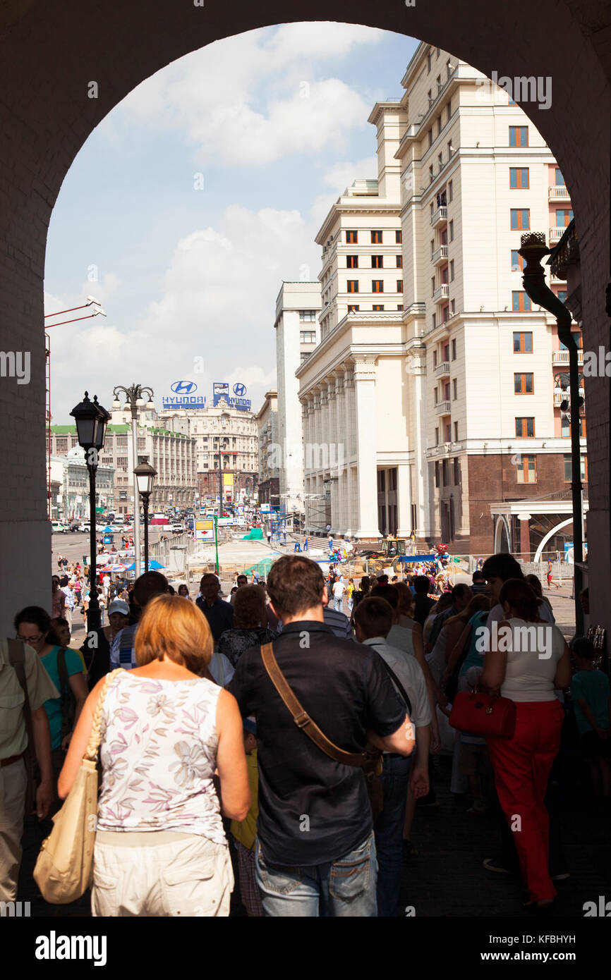 RUSSIA, MOSCA. Una folla di turisti a piedi della Piazza Rossa in Tverskaya Street. Foto Stock