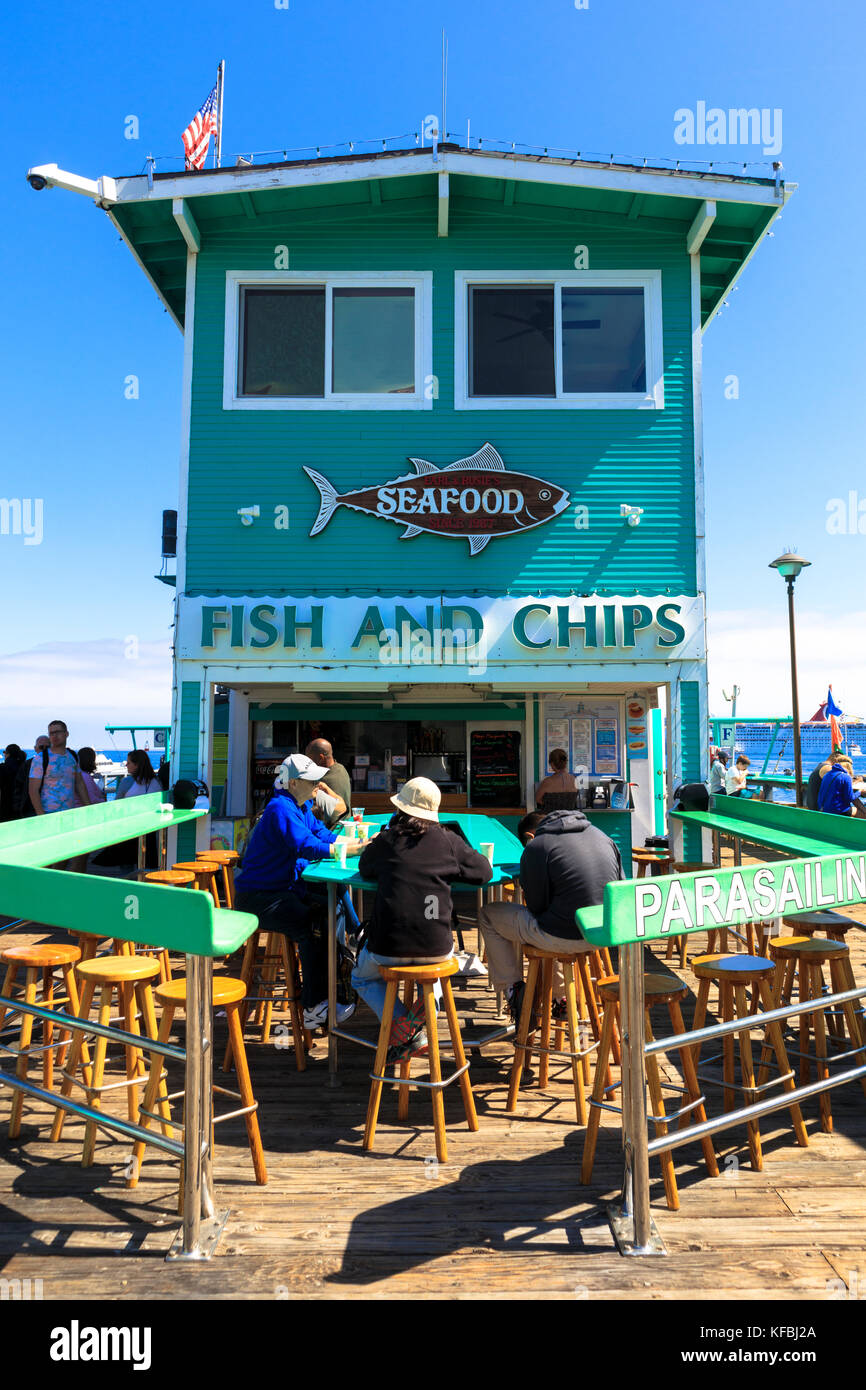 Diners presso il pesce e il chip shop sul verde del piacere Pier a Avalon sull isola di Santa Catalina California Foto Stock