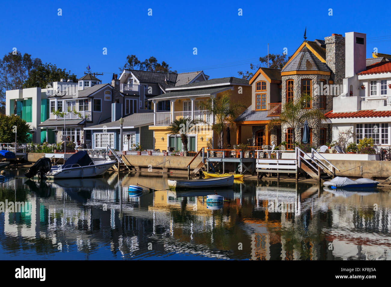 Vista delle case e barche ormeggiate di rivestimento del Canal Grande Isola Balboa California Foto Stock