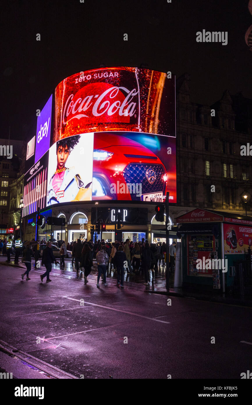 Famoso in tutto il mondo le luci di Piccadilly, noto come la curva e possedute da Landsec, erano riaccesa dopo un high-tech makeover il 26 ottobre 2017, dopo 9 mesi di oscurità. Foto Stock