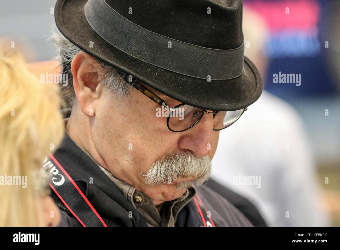 New york, Stati Uniti d'America. 26 ottobre, 2017. persone stanno provando le telecamere e obiettivi offerti da canon a canon stand al photo expo al Javits Center di Manhattan. Credito: roman tiraspolsky/alamy live news Foto Stock