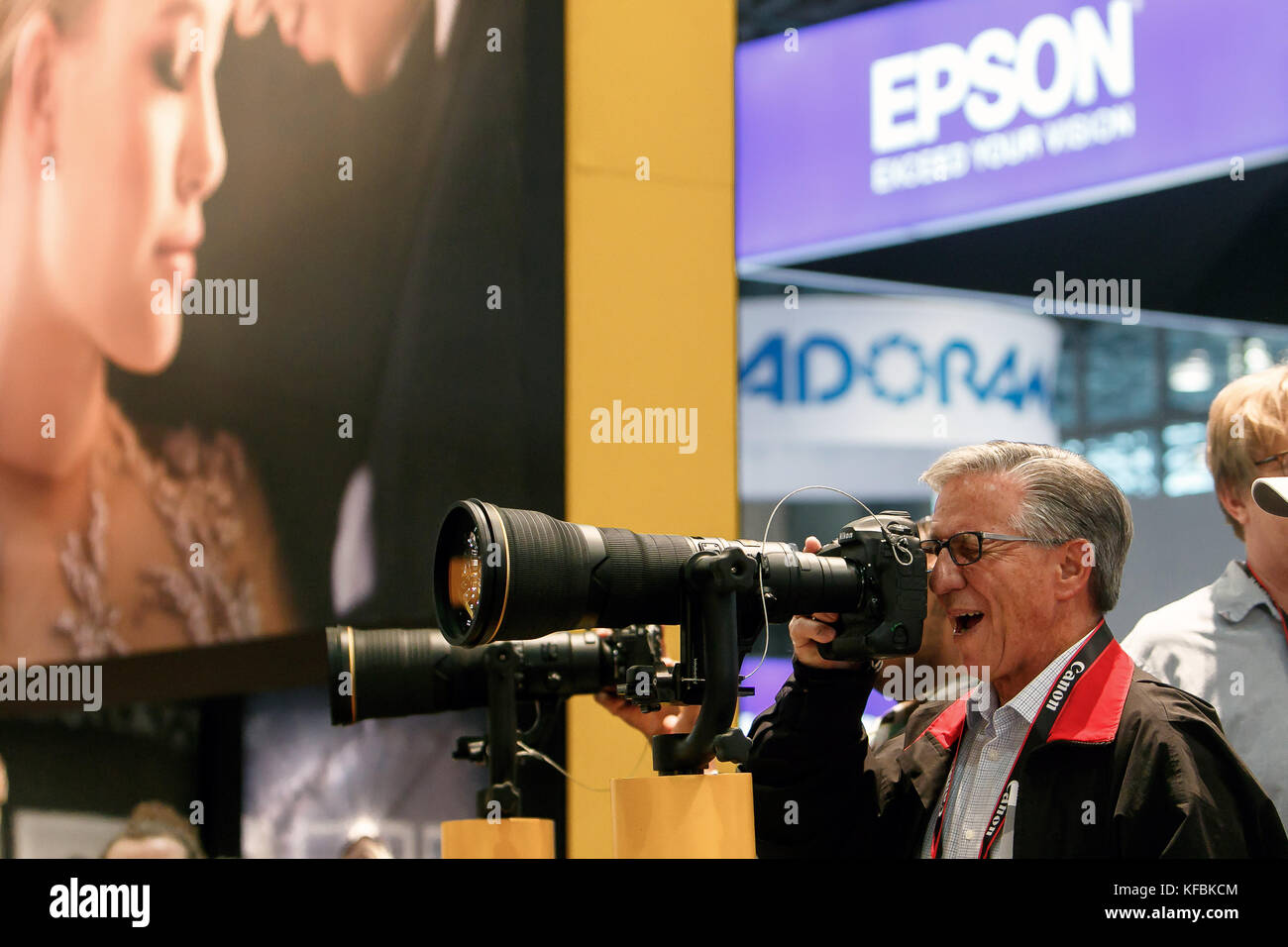 New York, Stati Uniti d'America. 26 ottobre, 2017. Un uomo è alla ricerca attraverso un super teleobiettivo attaccato a una telecamera alla Nikon stand al Photo Expo al Javits Center di Manhattan. Credito: Roman Tiraspolsky/Alamy Live News Foto Stock