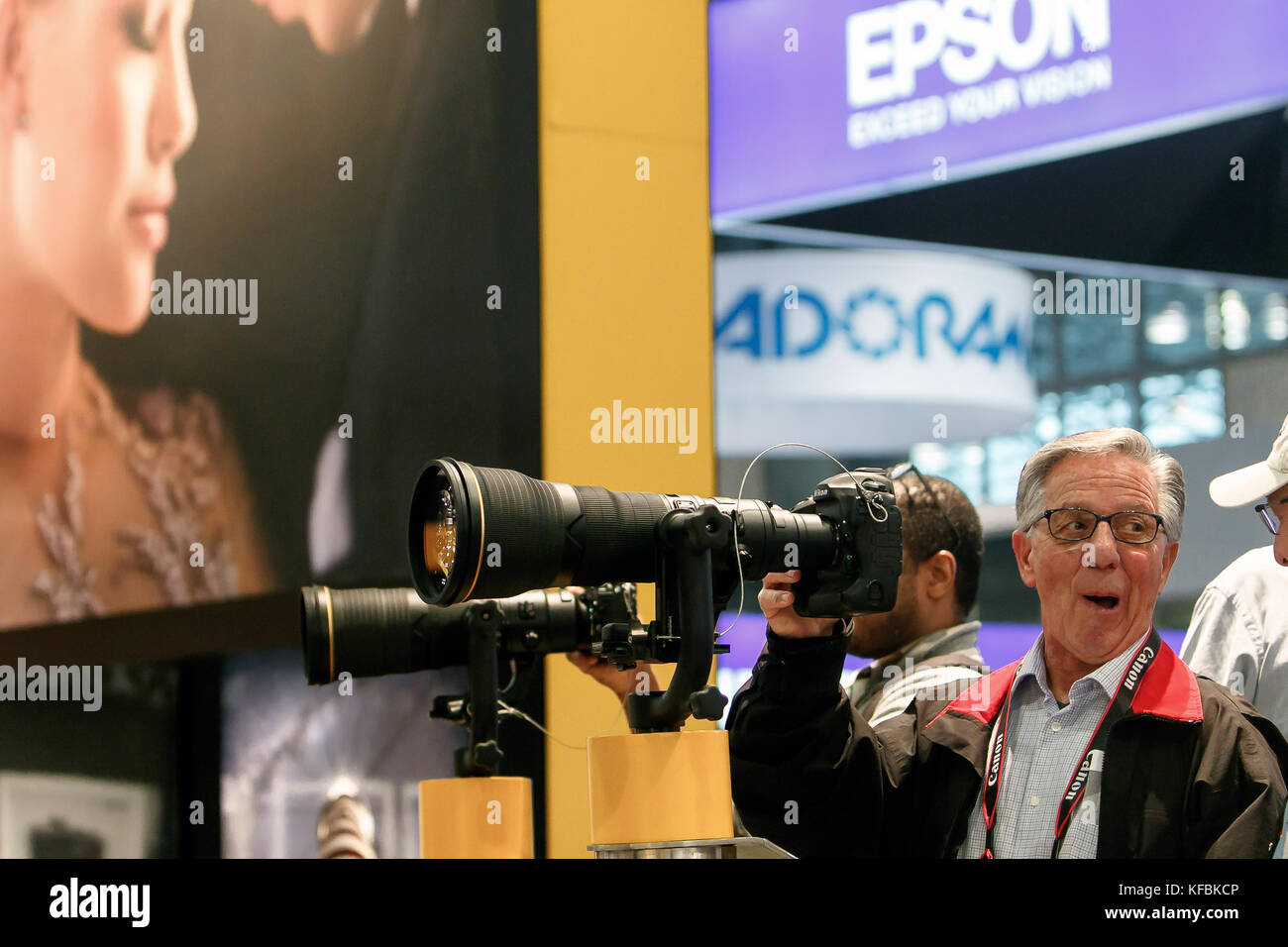 New York, Stati Uniti d'America. 26 ottobre, 2017. Un uomo è esprimendo il suo entusiasmo per il suo amico dopo aver guardato attraverso un super teleobiettivo alla Nikon stand al Photo Expo al Javits Center di Manhattan. Credito: Roman Tiraspolsky/Alamy Live News Foto Stock