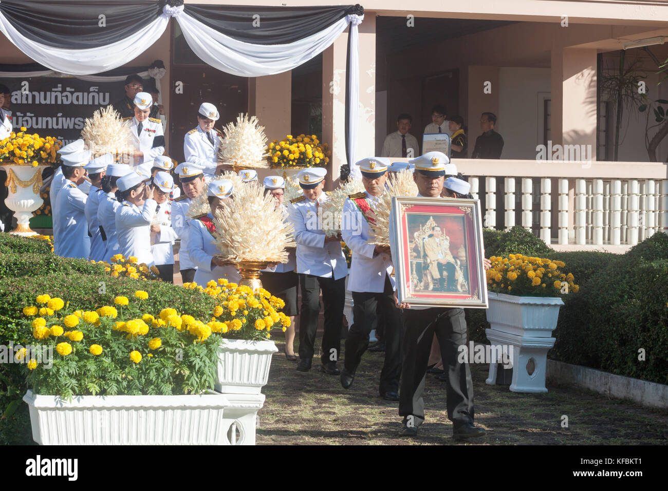 Buriram, Tailandia - 26 ottobre 2017: governo tailandese officer in abito di uniformi portano fiori come un segno di rispetto per il defunto re tailandese Bhumibol Adulyadej a Buriram rajabhat university. Credito: chalermwut comemuang/alamy live news Foto Stock