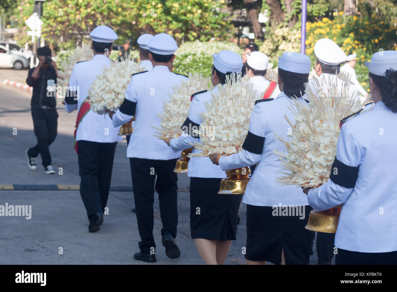 Buriram, Tailandia - 26 ottobre 2017: governo tailandese officer in abito di uniformi portano fiori come un segno di rispetto per il defunto re tailandese Bhumibol Adulyadej a Buriram rajabhat university. Credito: chalermwut comemuang/alamy live news Foto Stock