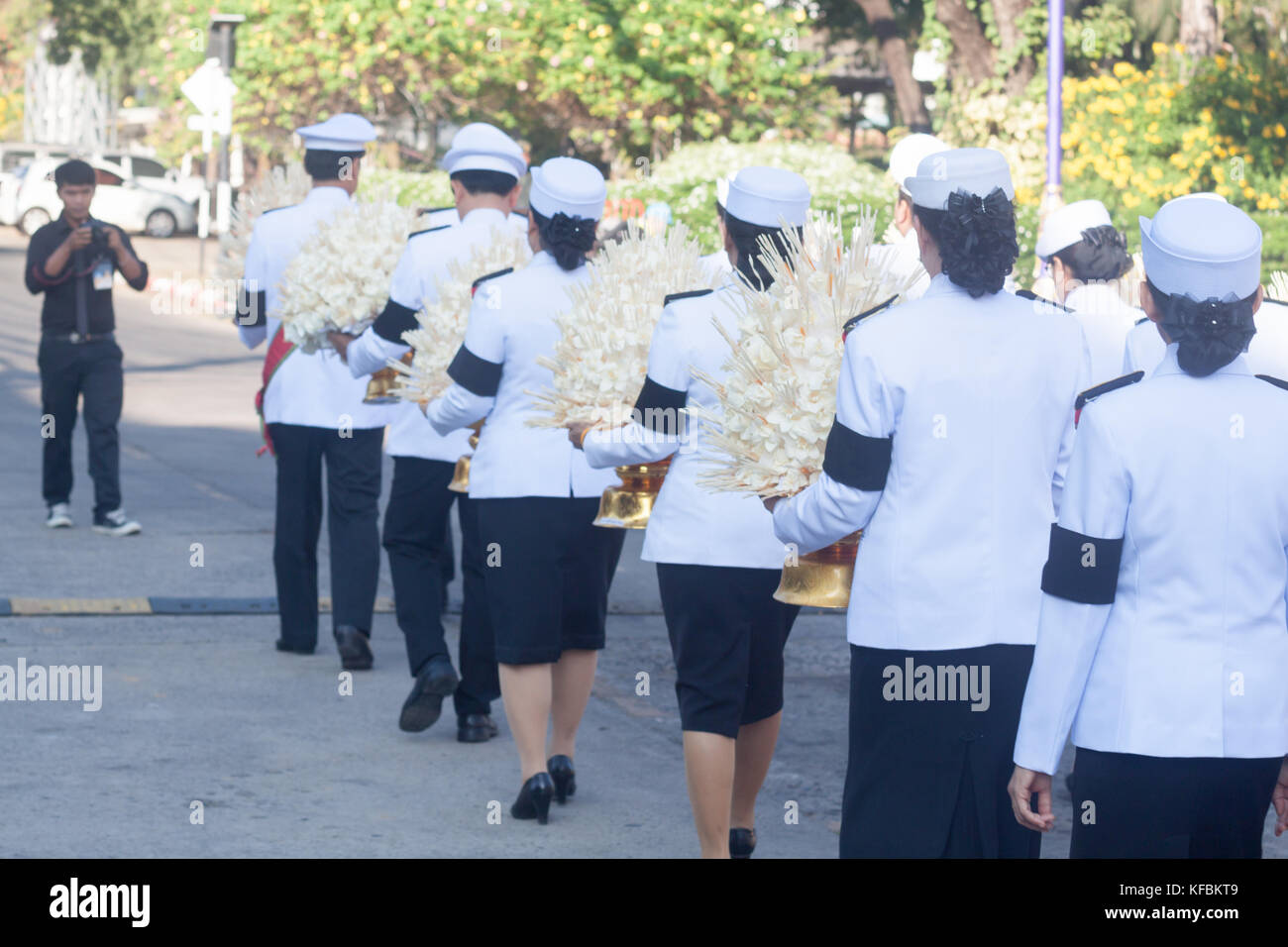 Buriram, Tailandia - 26 ottobre 2017: governo tailandese officer in abito di uniformi portano fiori come un segno di rispetto per il defunto re tailandese Bhumibol Adulyadej a Buriram rajabhat university. Credito: chalermwut comemuang/alamy live news Foto Stock