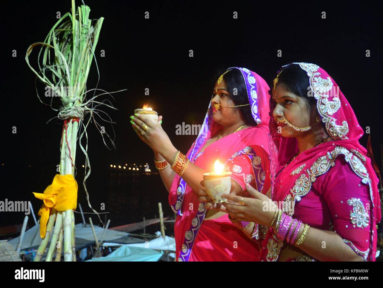 Alahabad, Uttar Pradesh, India. 27 Ott 2017. Allahabad: Devoto indù offrire preghiera a Dio Sole durante l'alba in occasione del festival Chhath puja a Baluaghat riva del fiume Yamuna in Allahabad il 27-10-2017. Credit: Prabhat Kumar Verma/ZUMA Wire/Alamy Live News Foto Stock