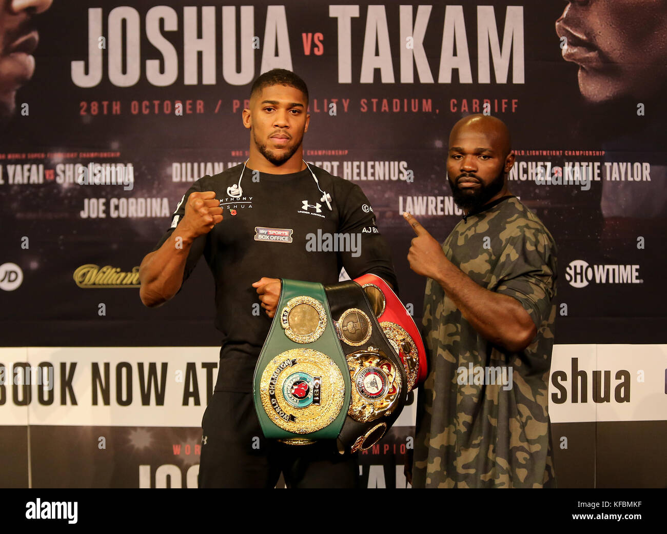 Università di Cardiff, Cardiff, Galles, nel Regno Unito il 26 ottobre 2017, mondo peso elevato titolo di lotta. Premere il tasto Conferenza Anthony Joshua MBE V Carlos Takam Joshua indossando la maglia nera Credit Huw Fairclough/Alamy News Foto Stock