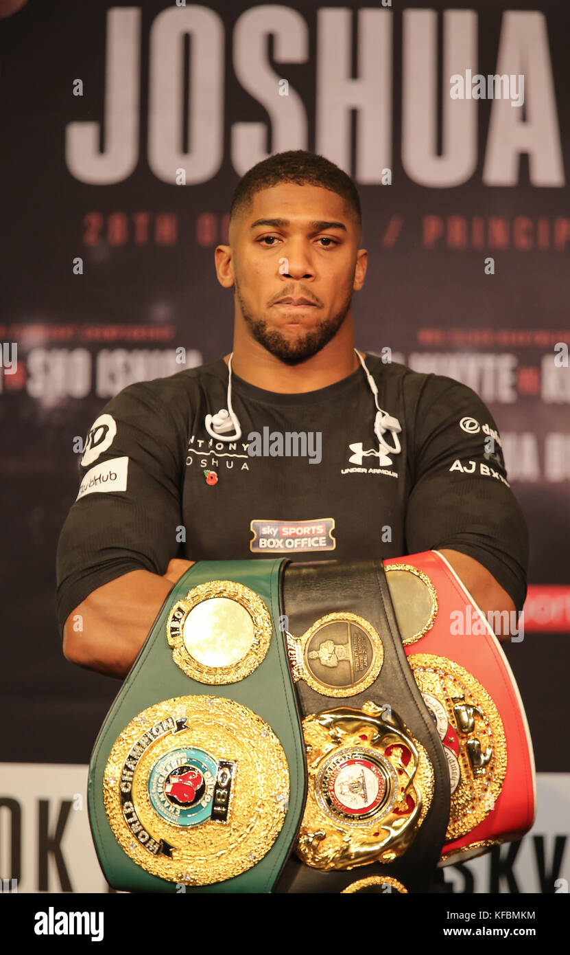Università di Cardiff, Cardiff, Galles, nel Regno Unito il 26 ottobre 2017, mondo peso elevato titolo di lotta. Premere il tasto Conferenza Anthony Joshua MBE V Carlos Takam Joshua indossando la maglia nera Credit Huw Fairclough/Alamy News Foto Stock