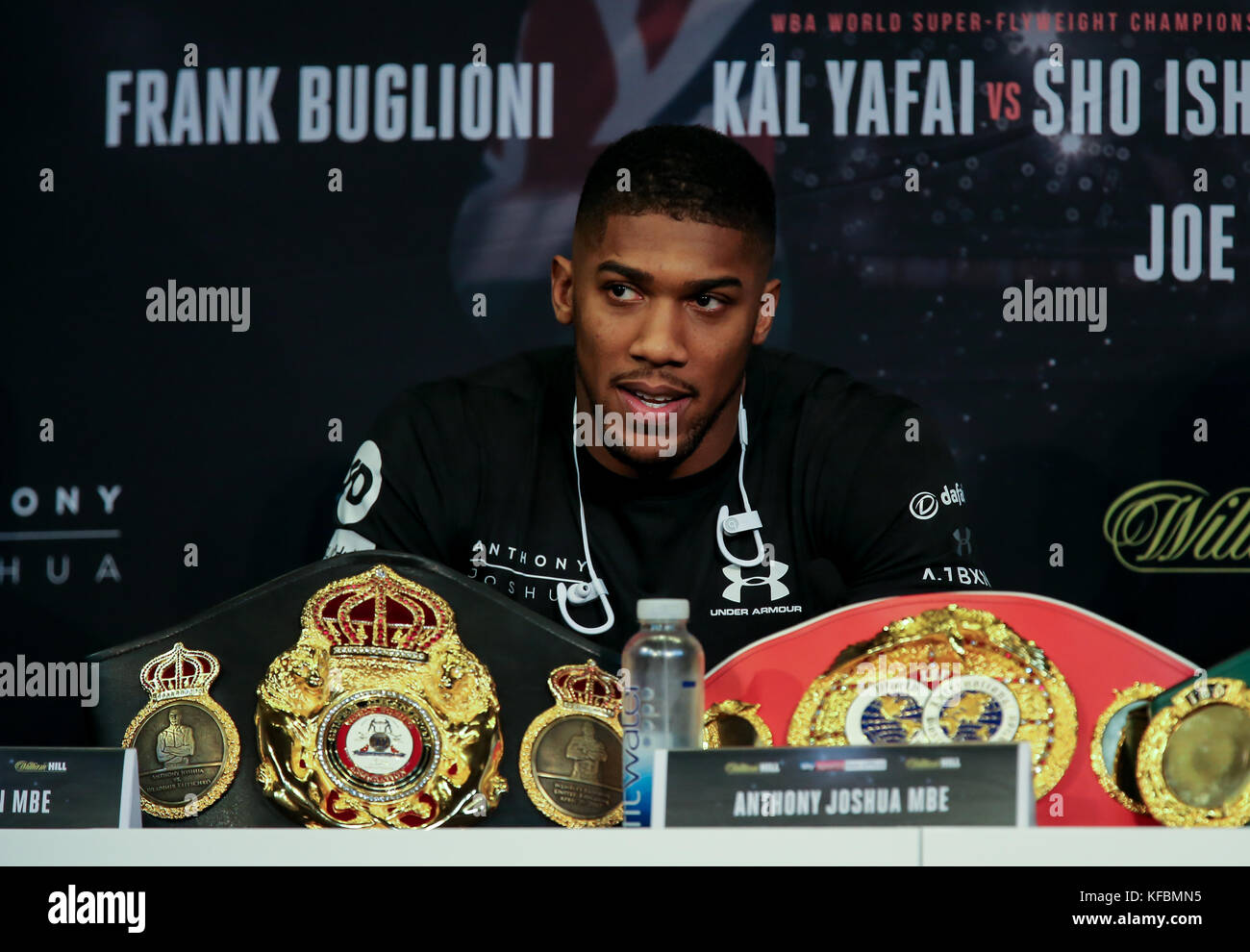 Università di Cardiff, Cardiff, Galles, nel Regno Unito il 26 ottobre 2017, mondo peso elevato titolo di lotta. Premere il tasto Conferenza Anthony Joshua MBE V Carlos Takam Joshua indossando la maglia nera Credit Huw Fairclough/Alamy News Foto Stock