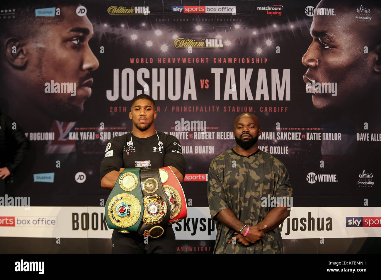 Università di Cardiff, Cardiff, Galles, nel Regno Unito il 26 ottobre 2017, mondo peso elevato titolo di lotta. Premere il tasto Conferenza Anthony Joshua MBE V Carlos Takam Joshua indossando la maglia nera Credit Huw Fairclough/Alamy News Foto Stock