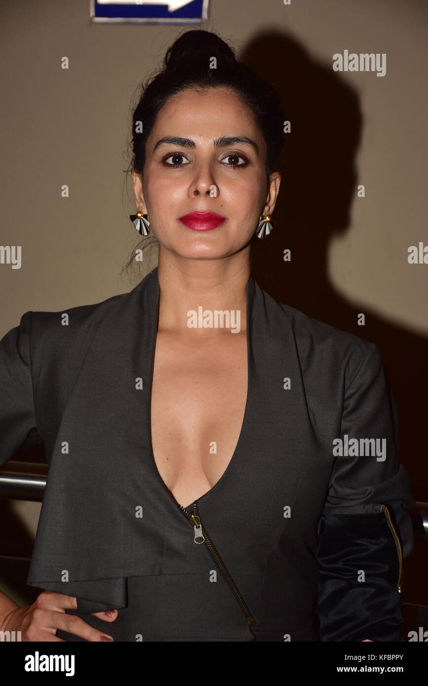 Mumbai, India. 26 ott 2017. indian film attrice kirti kulhari presente presso il film Jia Jia nostra proiezione al pvr Juhu di Mumbai. Credito: azhar khan/alamy live news Foto Stock