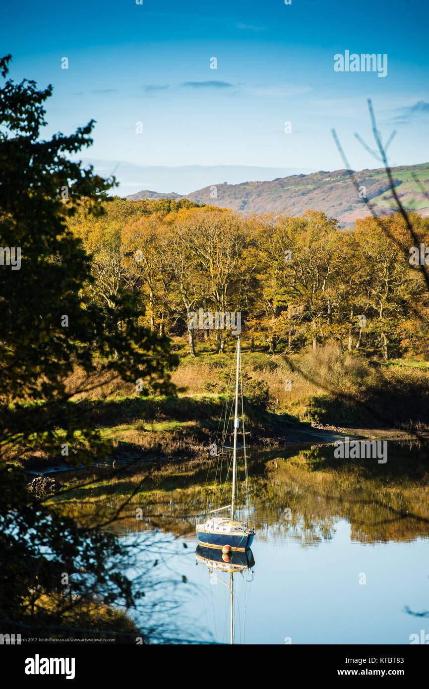 Powys, Wales UK venerdì 27 ottobre 2017 uk meteo: una barca è ormeggiata in specchio-acqua calma, riflettendo la bbeautiful Autunno colori su un luminoso, ma freddo, mattina sulla dyfi estuary, vicino a machynlleth, POWYS, Wales Photo credit: keith morris/alamy live news Foto Stock