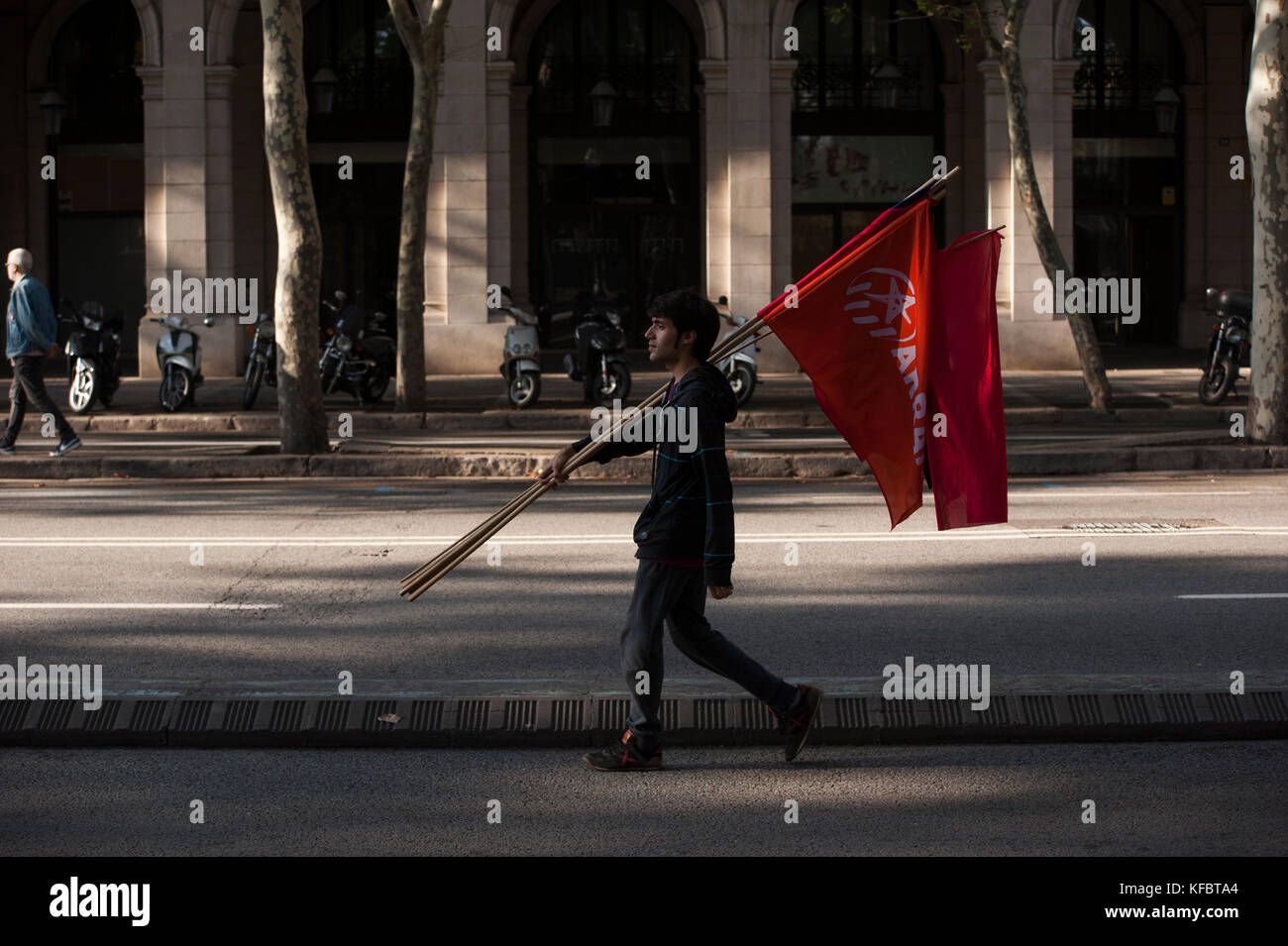 Barcellona, Catalogna. 27 ottobre 2017. Un ragazzo avanza con una bandiera 'Arran, giovane della COPPA del gruppo politico' all'ingresso del Parlamento di Catalogna, dove oggi viene proposta e votata la dichiarazione unilaterale di indipendenza. Credit: Charlie Perez/Alamy Live News Foto Stock