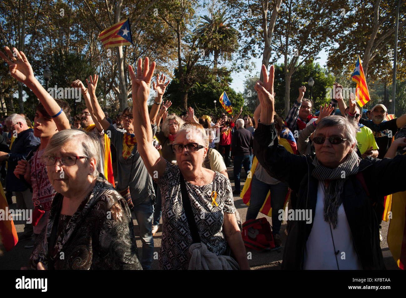 Barcellona, Catalogna. 27 ottobre 2017. Un gruppo di persone si concentrò all'ingresso del Parlamento di Catalogna cantando l'inno catalano 'Els Segadors' mentre alzando le dita del tavolo in reperesentaciÃ³n della bandiera catalana. Credit: Charlie Perez/Alamy Live News Foto Stock