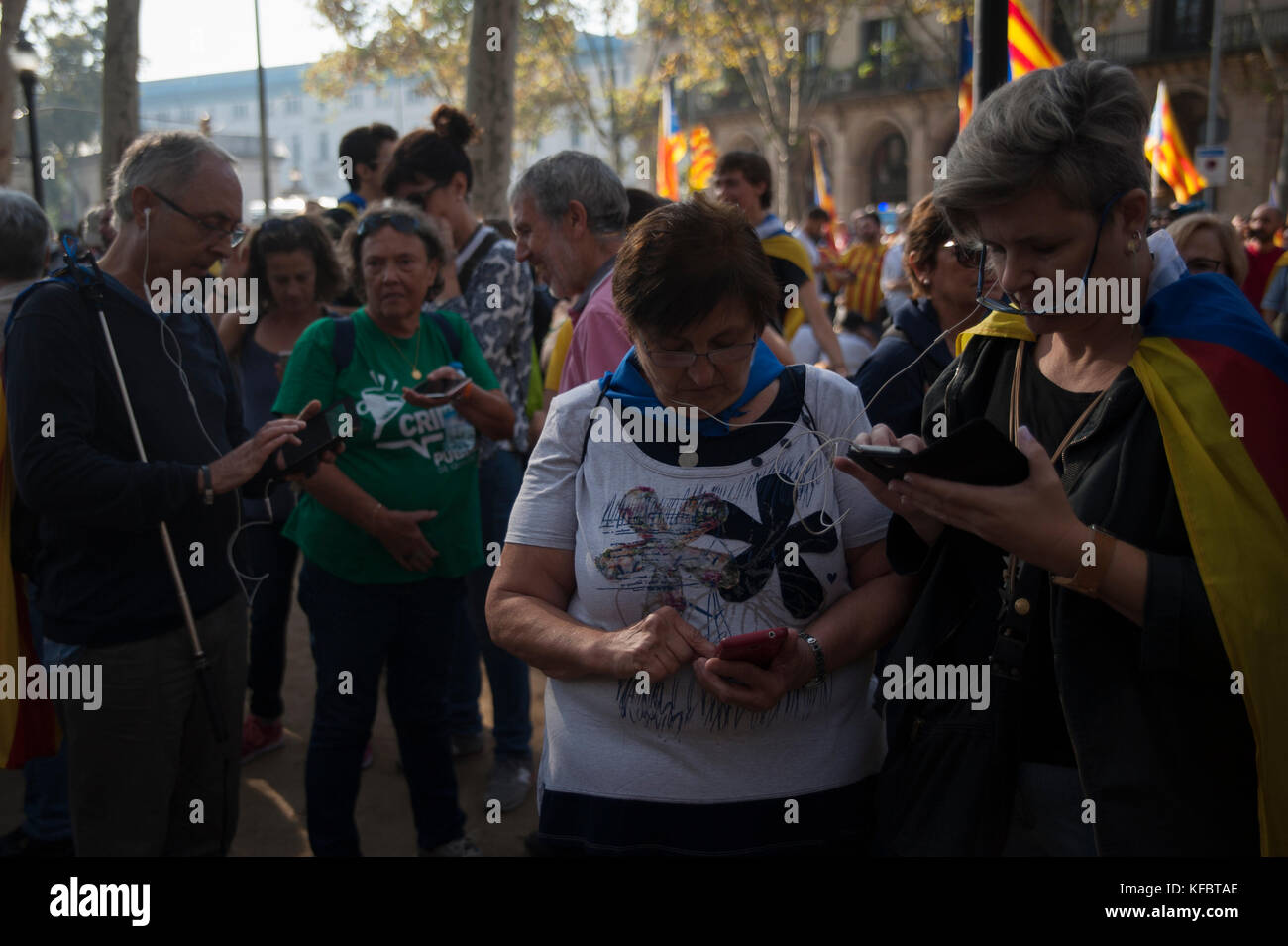 Barcellona, Catalogna. 27 ottobre 2017. Barcellona, Catalogna. Tutti si sono concentrati alle porte del Parlamento catalano ascoltare la radio per conoscere in tempo reale le ultime notizie sulle proposte presentate per la possibile dichiarazione unilaterale di indipendenza. Credit: Charlie Perez/Alamy Live News Foto Stock