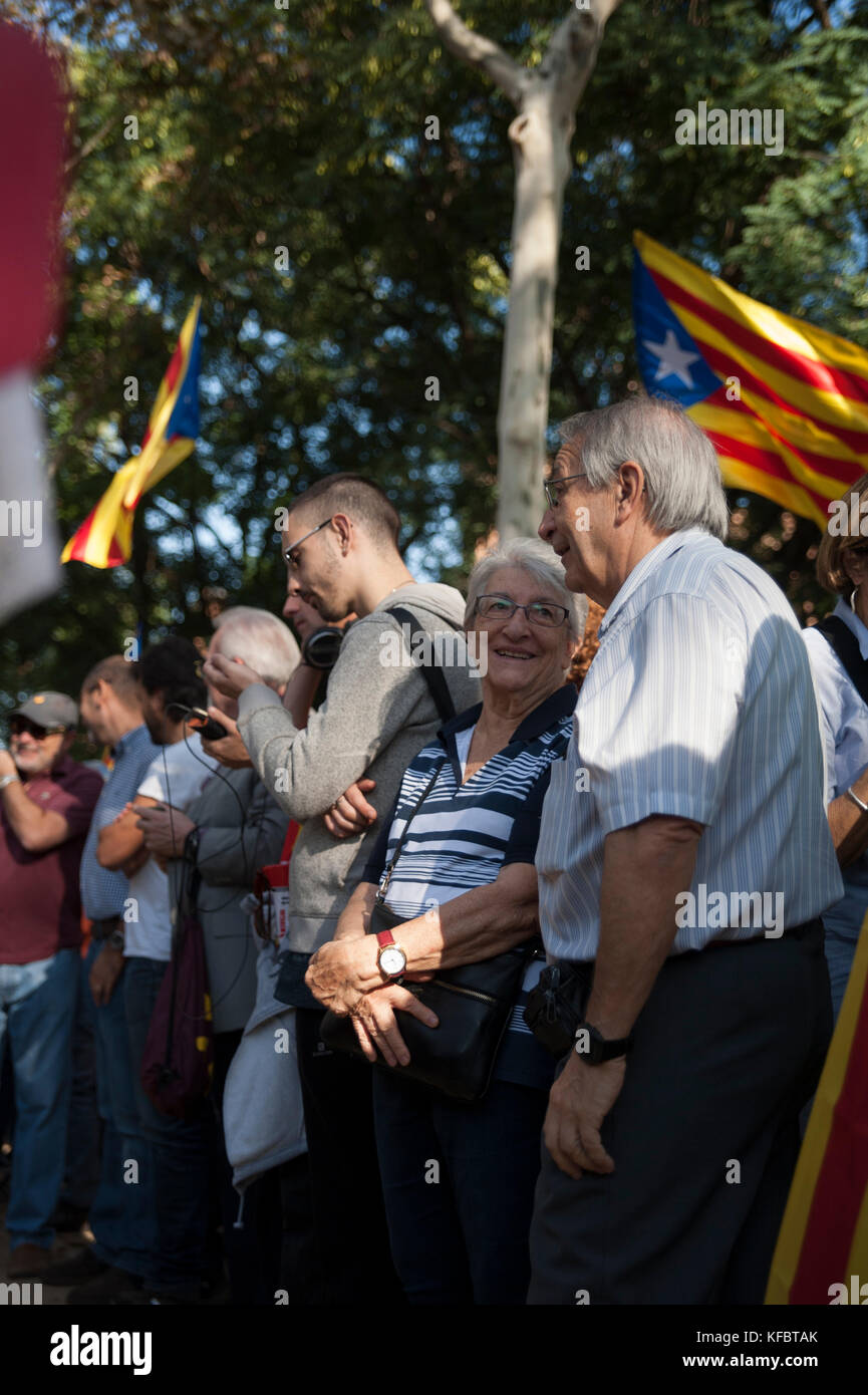 Barcellona, Catalogna. 27 ottobre 2017. La gente riunita alle porte del Parlamento catalano plaude all'arrivo dei sindaci di quasi tutti i comuni della Catalogna.Credit: Charlie Perez/Alamy Live News Foto Stock