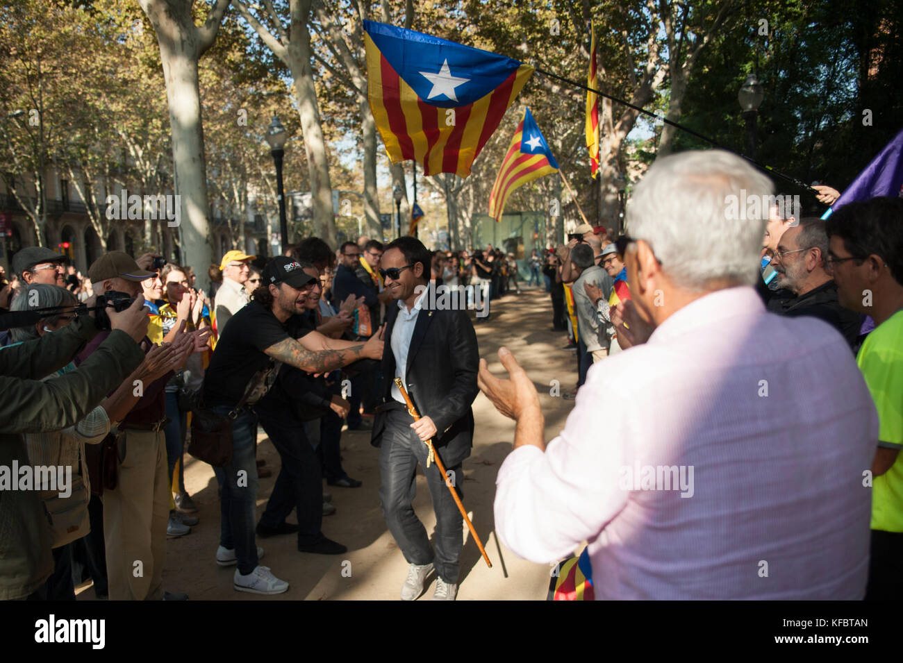 Barcellona, Catalogna. 27 ottobre 2017. La gente riunita alle porte del Parlamento catalano plaude all'arrivo dei sindaci di quasi tutti i comuni della Catalogna.Credit: Charlie Perez/Alamy Live News Foto Stock