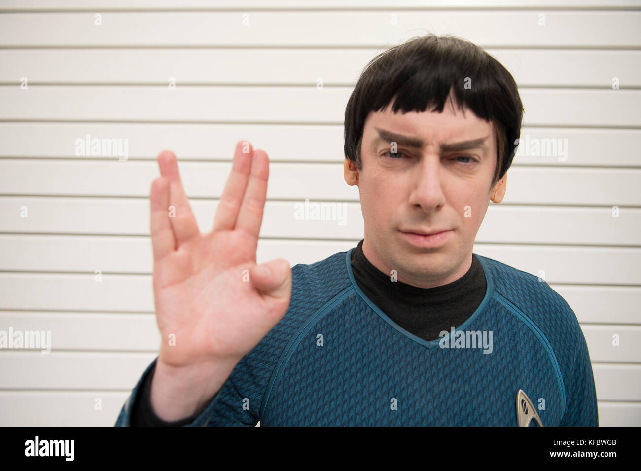 Excel, Londra, Regno Unito. 27 ottobre 2017. Fan e cosplayer arrivano per il primo giorno di lavoro del MCM London Comic con, l'evento si svolge dal 27 al 29 ottobre. Foto: Star Trek MR Spock. Credit: Malcolm Park/Alamy Live News. Foto Stock