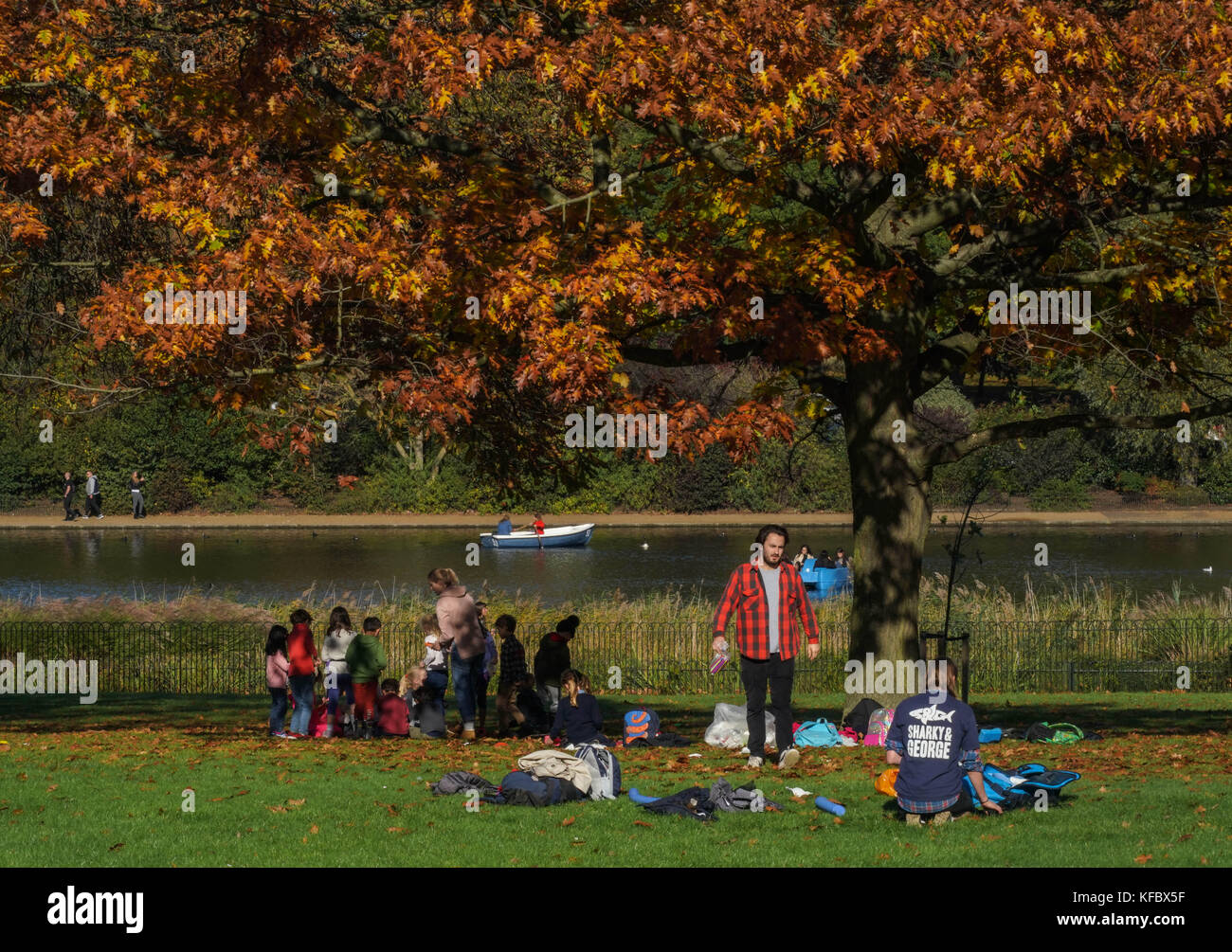 Hyde park, london, Regno Unito. 27 ottobre, 2017. persone aventi un picnic nel diana memorial in Hyde park. da una serie di scene di autunno in una giornata di sole in Hyde Park, Londra. photo Data: venerdì, 27 ottobre 2017. foto: roger garfield/alamy live news Foto Stock