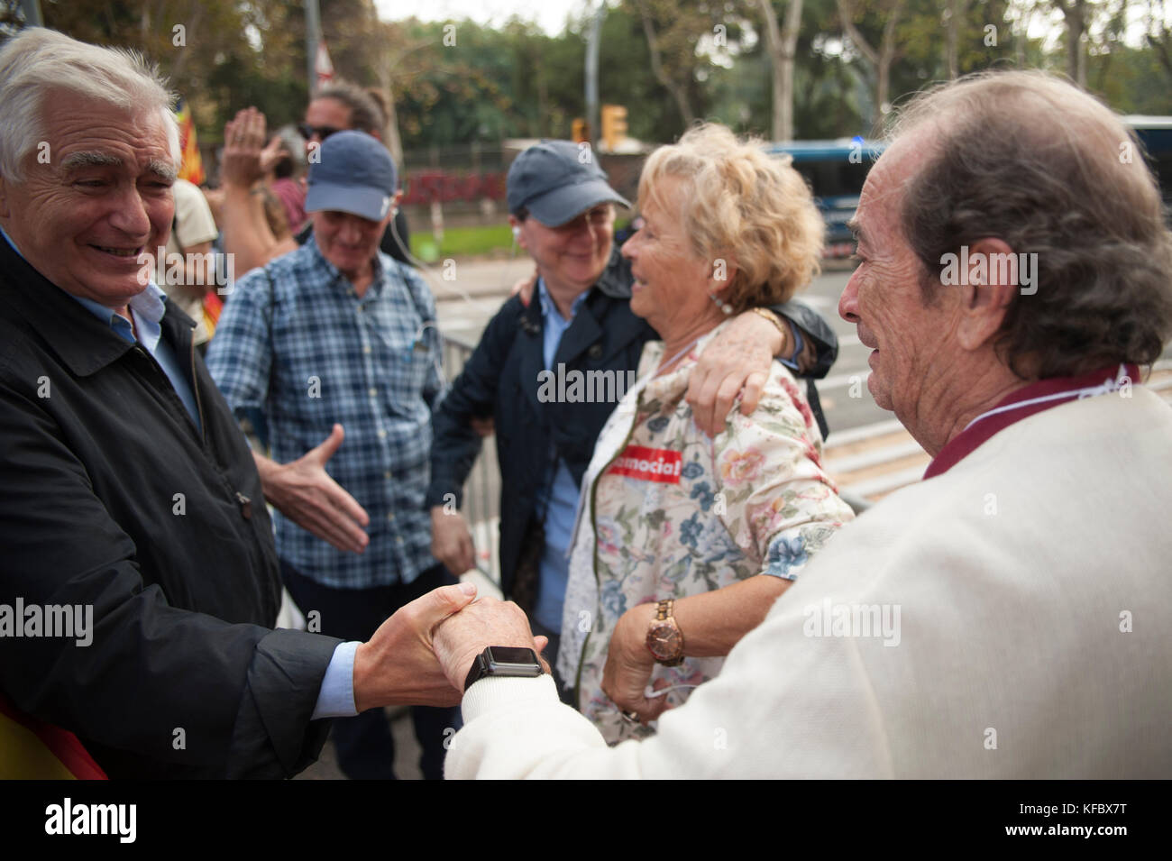 Barcellona, Spagna. 27 Ott 2017. I cittadini riuniti alle porte del parlament Catalano sono lieti di conoscere i risultati positivi del voto per l'indipendenza. Credit: Charlie Perez/Alamy Live News Foto Stock