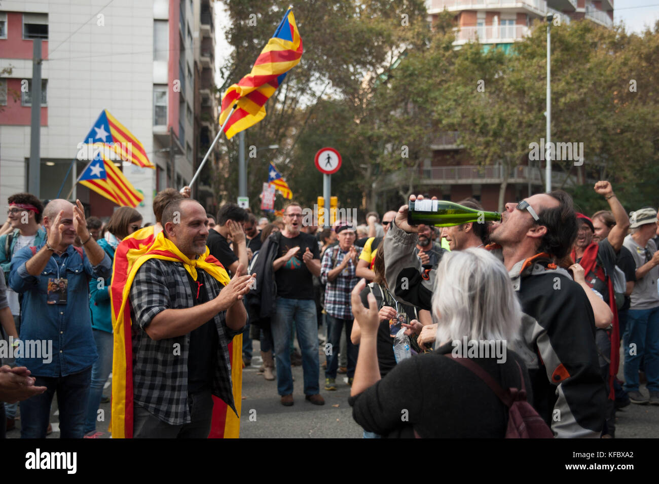 Barcellona, Spagna. 27 Ott 2017. I cittadini riuniti alle porte del parlamento stappano bottiglie di champagne come segno di gioia e celebrano l'arrivo della repubblica catalana. Credit: Charlie Perez/Alamy Live News Foto Stock