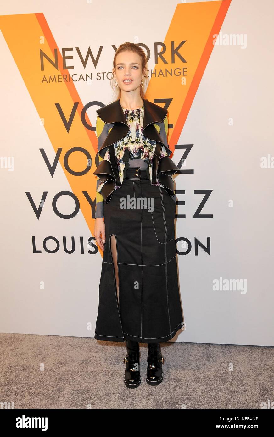 New York, New York, Stati Uniti. 26 ottobre 2017. Natalia Vodianova agli arrivi per Volez, Vogez, Voyagez - Louis Vuitton Exhibition Launch, 86 Trinity Place, New York, NY 26 ottobre 2017. Crediti: Kristin Callahan/Everett Collection/Alamy Live News Foto Stock