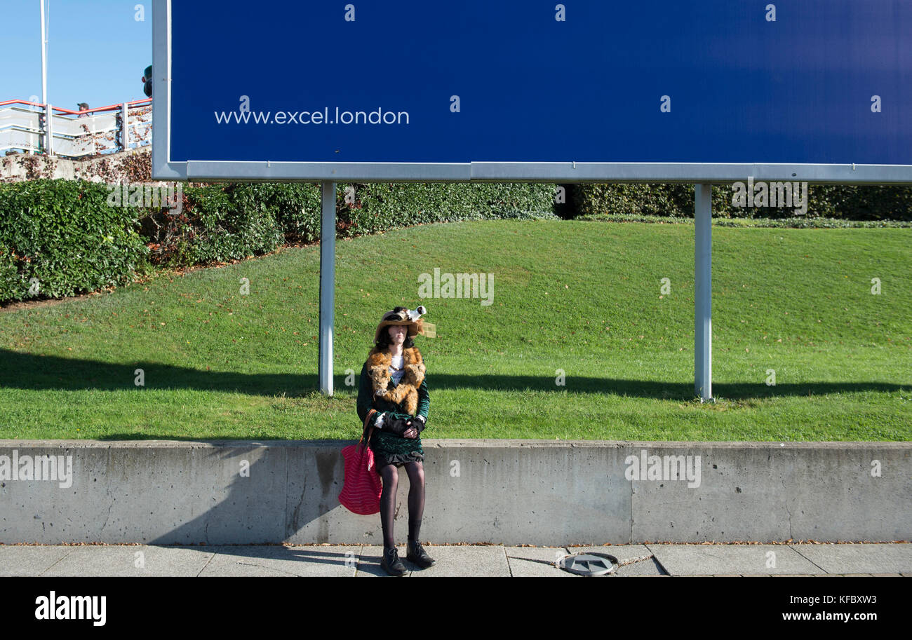 ExCel, London, Regno Unito. 27 ottobre, 2017. Ventilatori e cosplayers arrivare per la trafficata primo giorno della MCM London Comic Con, l'evento viene eseguito dal 27 - 29 Ottobre. Credito: Malcolm Park/Alamy Live News. Foto Stock