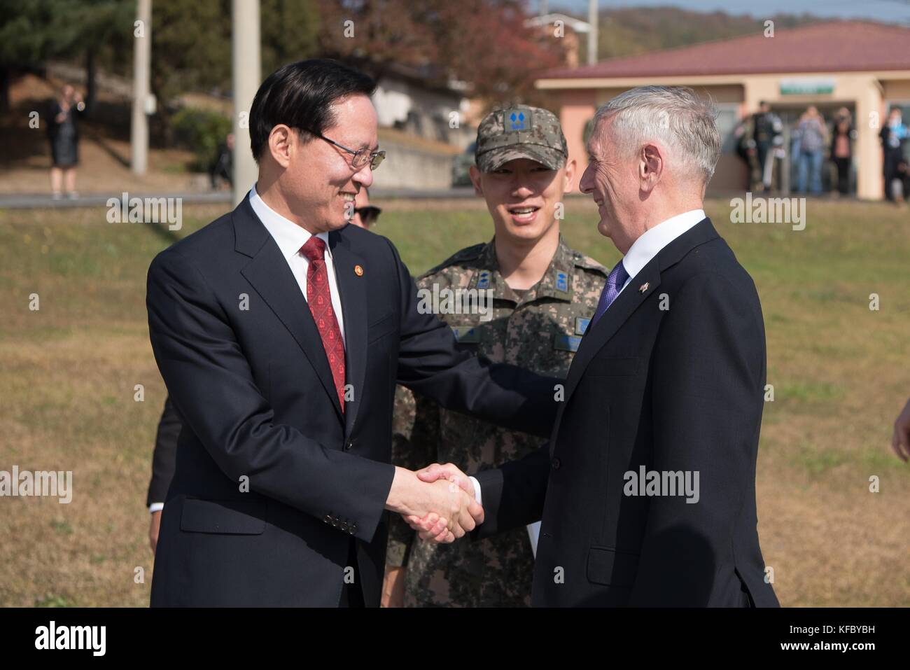 Il segretario alla difesa degli Stati Uniti Jim Mattis viene accolto dal ministro della difesa sudcoreano Song Young-moo, a sinistra, all'arrivo per una visita nella zona demilitarizzata tra Corea del Nord e Corea del Sud il 27 ottobre 2017 a Panmunjom, Corea del Sud. Foto Stock