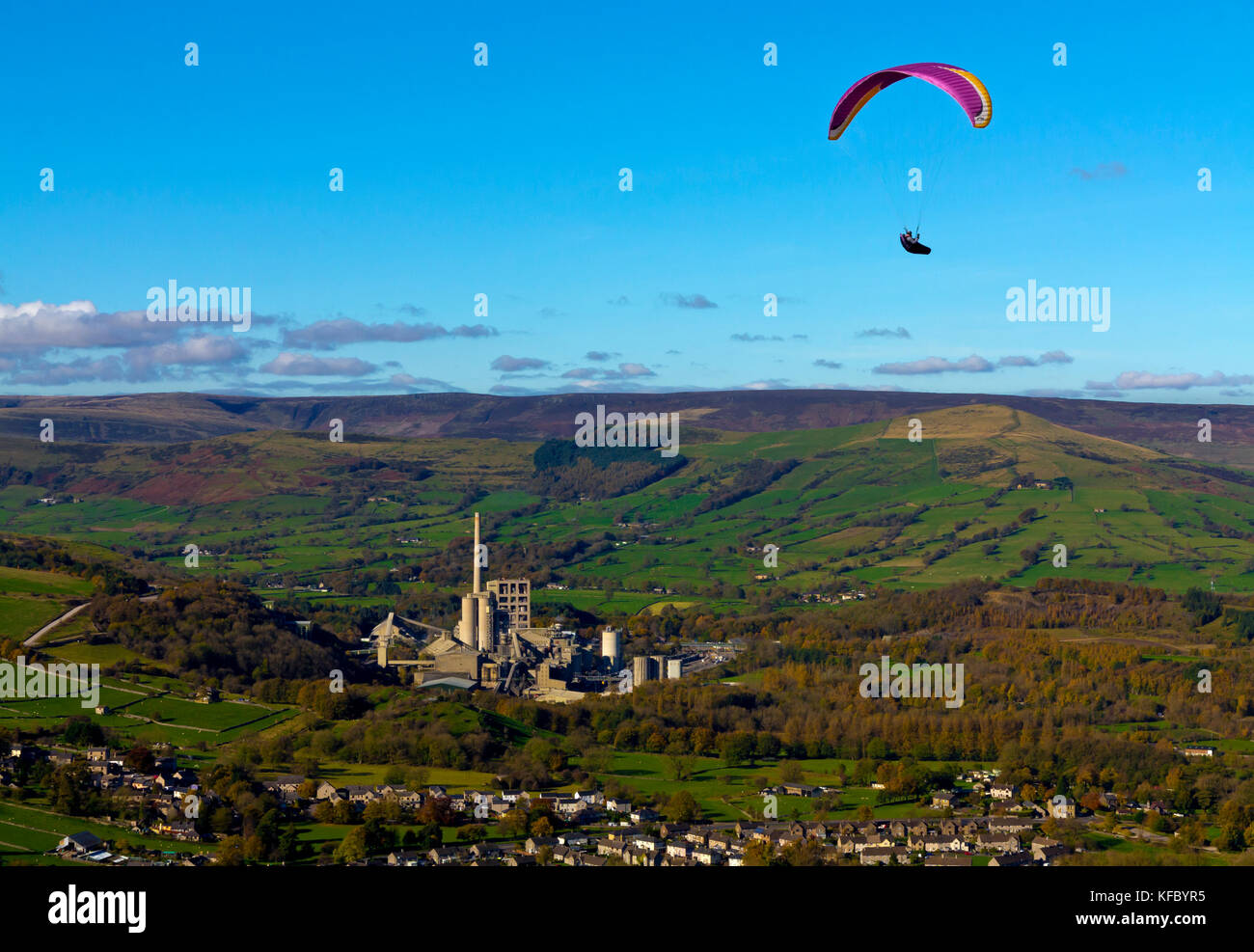 I parapendii sorvolano Bradwell bordo nel Parco Nazionale di Peak District DERBYSHIRE REGNO UNITO Inghilterra con speranza opere in cemento visibili al di sotto Foto Stock