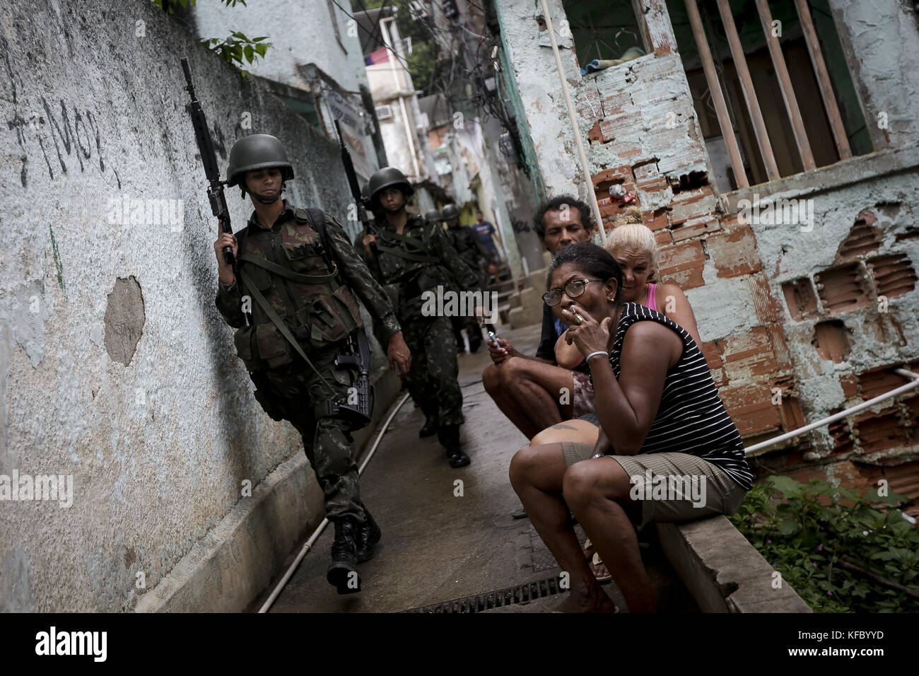 27 ottobre 2017 - il residente osserva le operazioni delle forze Armate nella comunità di Sao Carlos, Rio de Janeiro, BrazilFotografia: Luciano Belford credito: Luciano Belford/ZUMA Wire/Alamy Live News Foto Stock