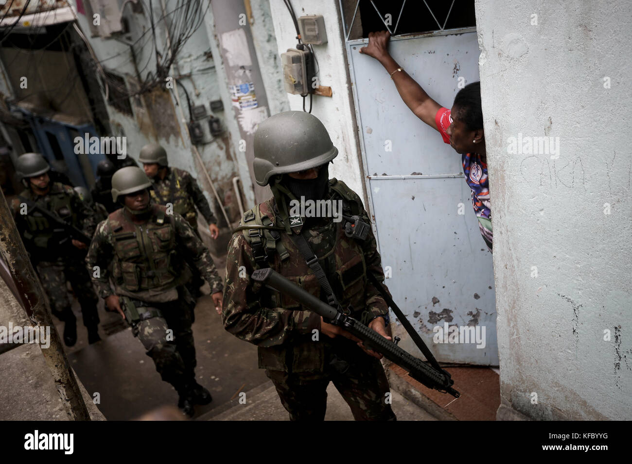 27 ottobre 2017 - il residente osserva le operazioni delle forze Armate nella comunità di Sao Carlos, Rio de Janeiro, BrazilFotografia: Luciano Belford credito: Luciano Belford/ZUMA Wire/Alamy Live News Foto Stock