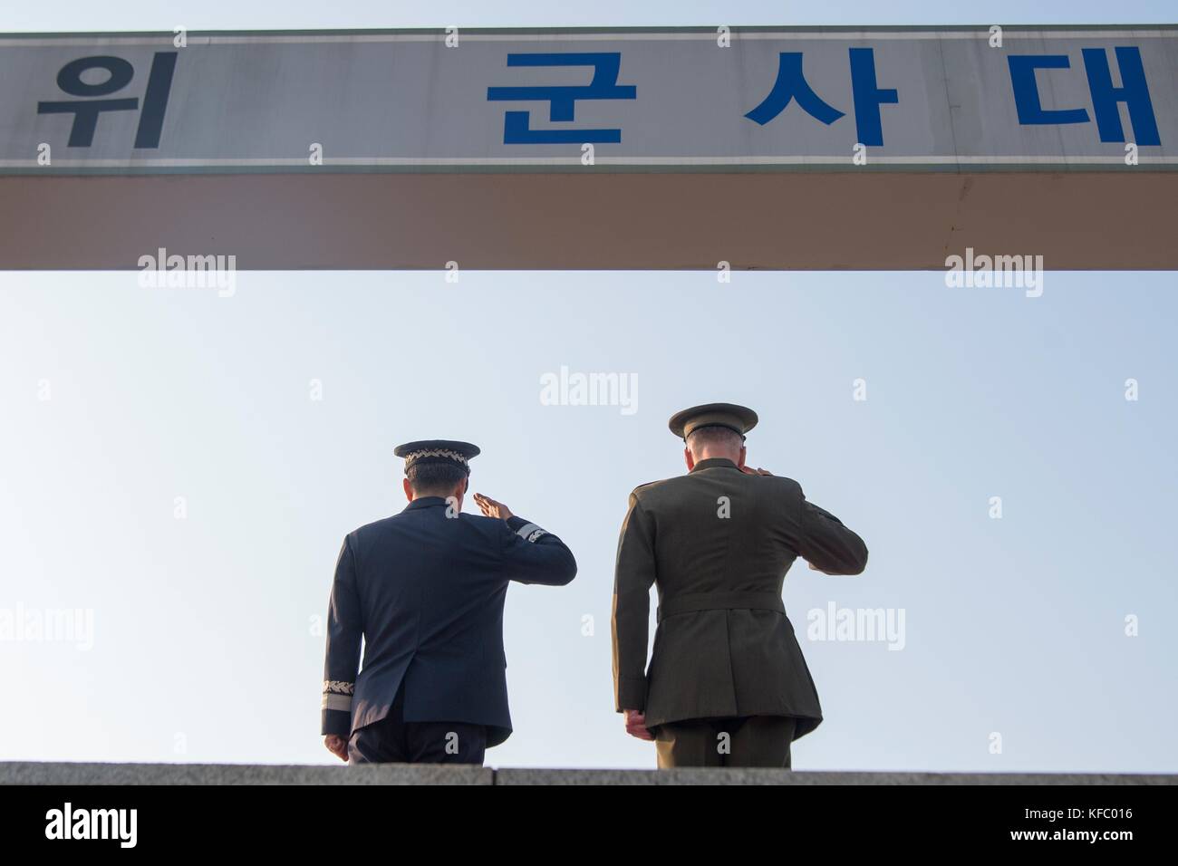 Presidente degli Stati Uniti d'America del Joint Chiefs generale Joseph Dunford, a destra, e del Joint Chiefs sudcoreano generale Jeong Kyeong-doo, a sinistra, saluto durante le cerimonie di arrivo presso il quartier generale del Joint Chiefs sudcoreano il 26 ottobre 2017 a Seoul, Corea del Sud. Dunford e il segretario alla difesa Jim Mattis sono in Corea del Sud per il 49 ° incontro consultivo per la sicurezza con le loro controparti sudcoreane. Foto Stock