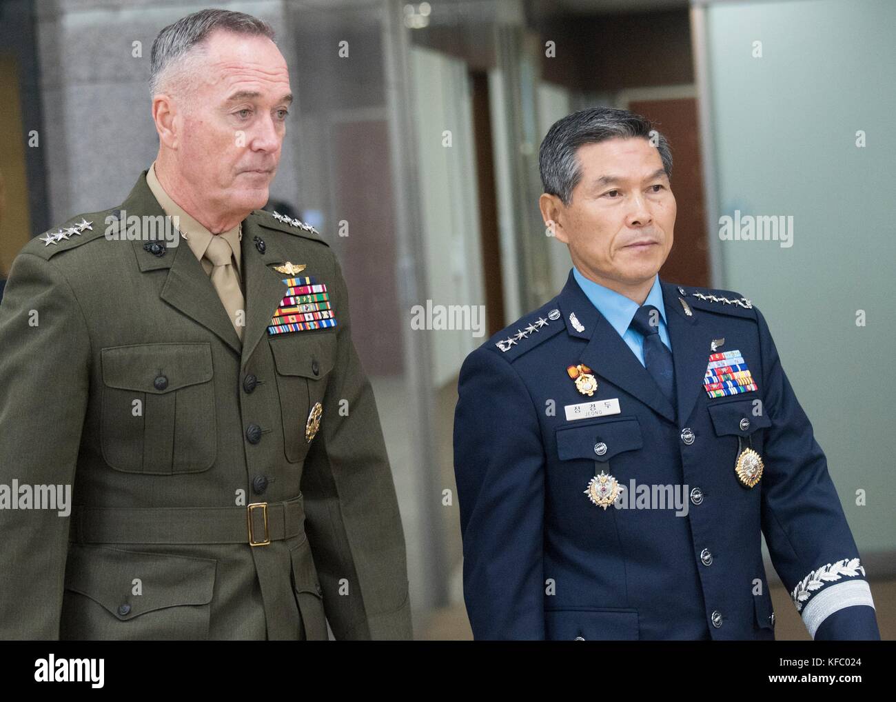 Il presidente degli Stati Uniti del giunto chiefs gen. Giuseppe dunford, a sinistra e a sud coreano joint chiefs gen. jeong kyeong-doo, diritto, a sud coreano capi comune sede ottobre 26, 2017 a Seul, in Corea del sud. dunford e il segretario della difesa jim mattis sono in Corea del sud per la quarantanovesima security riunione consultiva con loro della corea del sud le controparti. Foto Stock