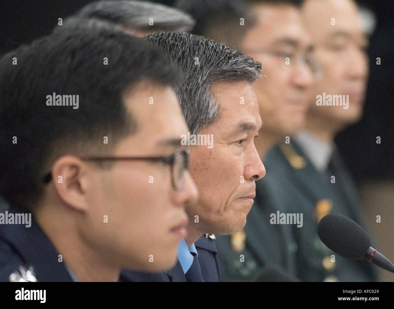 Capo congiunto sudcoreano, generale Jeong Kyeong-doo, durante un incontro con il presidente degli Stati Uniti, generale Joseph Dunford, presso il quartier generale dei capi congiunti sudcoreani, il 26 ottobre 2017 a Seoul, Corea del Sud. Dunford e il segretario alla difesa Jim Mattis sono in Corea del Sud per il 49 ° incontro consultivo per la sicurezza con le loro controparti sudcoreane. Foto Stock