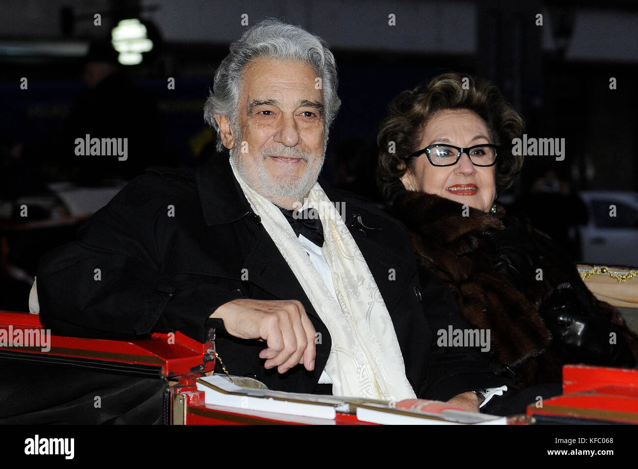 Praga, Repubblica Ceca. 27 ottobre 2017. Il cantante e direttore d'orchestra Placido Domingo e sua moglie Marta arrivano al Teatro Estates di Praga, dove la produzione concertistica del Don Giovanni di Mozart sotto la direzione di Placido Domingo nel 230° anniversario della sua prima a Praga si svolgerà oggi, venerdì 27 ottobre 2017. Crediti: Ondrej Deml/CTK Photo/Alamy Live News Foto Stock