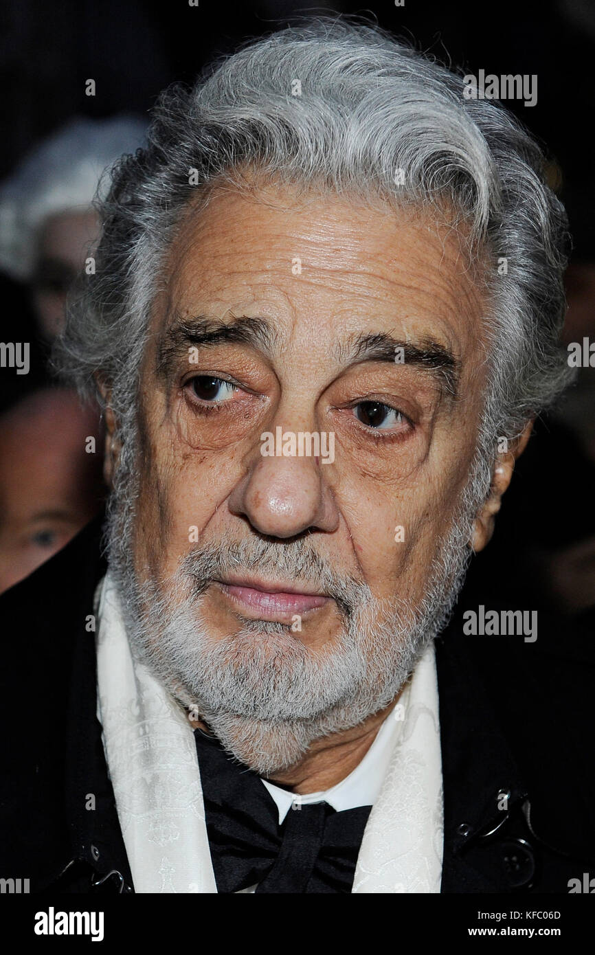 Praga, Repubblica Ceca. 27 ottobre 2017. Il cantante e direttore d'orchestra Placido Domingo arriva al Teatro Estates di Praga, dove si svolgerà oggi, venerdì 27 ottobre 2017, la produzione concertistica del Don Giovanni di Mozart sotto la direzione di Placido Domingo nel 230° anniversario della sua prima a Praga. Crediti: Ondrej Deml/CTK Photo/Alamy Live News Foto Stock