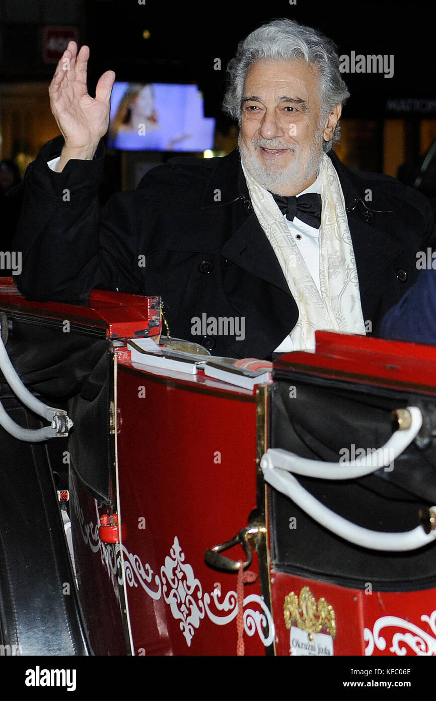 Praga, Repubblica Ceca. 27 ottobre 2017. Il cantante e direttore d'orchestra Placido Domingo arriva al Teatro Estates di Praga, dove si svolgerà oggi, venerdì 27 ottobre 2017, la produzione concertistica del Don Giovanni di Mozart sotto la direzione di Placido Domingo nel 230° anniversario della sua prima a Praga. Crediti: Ondrej Deml/CTK Photo/Alamy Live News Foto Stock