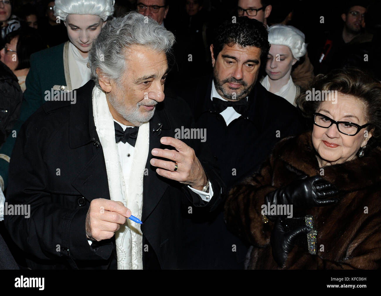 Praga, Repubblica Ceca. 27 ottobre 2017. Il cantante e direttore d'orchestra Placido Domingo e sua moglie Marta arrivano al Teatro Estates di Praga, dove la produzione concertistica del Don Giovanni di Mozart sotto la direzione di Placido Domingo nel 230° anniversario della sua prima a Praga si svolgerà oggi, venerdì 27 ottobre 2017. Crediti: Ondrej Deml/CTK Photo/Alamy Live News Foto Stock