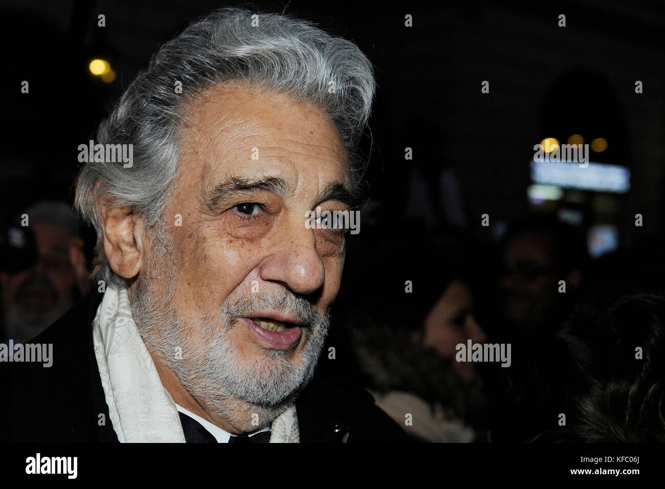 Praga, Repubblica Ceca. 27 ottobre 2017. Il cantante e direttore d'orchestra Placido Domingo arriva al Teatro Estates di Praga, dove si svolgerà oggi, venerdì 27 ottobre 2017, la produzione concertistica del Don Giovanni di Mozart sotto la direzione di Placido Domingo nel 230° anniversario della sua prima a Praga. Crediti: Ondrej Deml/CTK Photo/Alamy Live News Foto Stock