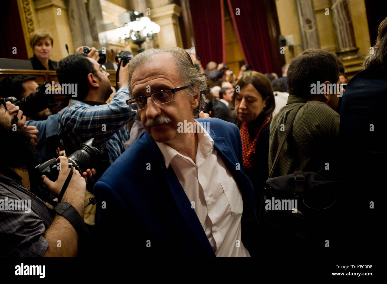 Barcellona, in Catalogna, Spagna. 27 ott 2017. ciudadanos partito unionista parlamentari lasciare la sala plenaria del Parlamento catalano. Catalogna il parlamento regionale ha approvato una mozione dicendo che stanno stabilendo un indipendente repubblica catalana credito: jordi boixareu/zuma filo/alamy live news Foto Stock