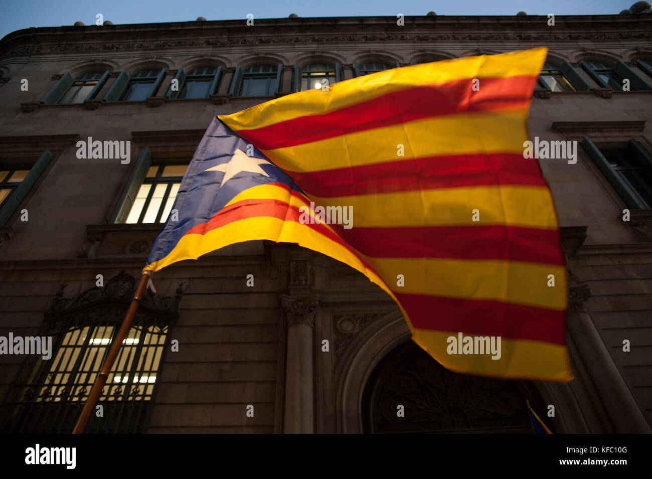 Barcellona, Spagna. 27 Ott 2017. Migliaia di persone sono concentrate in Plaza Sant Jaume al suono della musica per celebrare l'arrivo della Repubblica Catalana. Credit: Charlie Perez/Alamy Live News Foto Stock