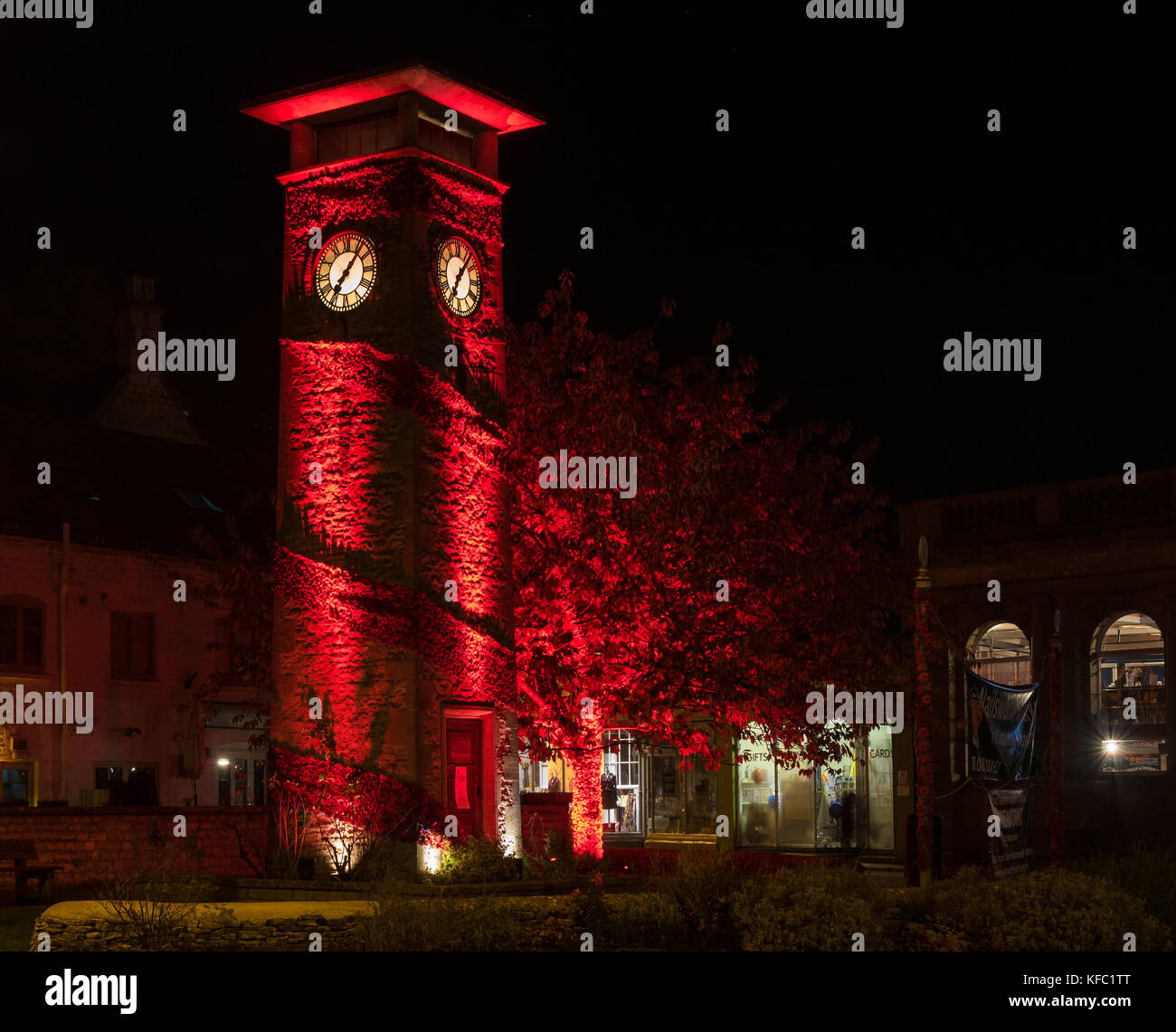 Nailsworth, Gloucestershire, UK. 27 ottobre, 2017. 7000 papaveri in maglia di decorare la cotswold città torre dell orologio. il rosso e il blu di papavero sono state fatte da persone locali fra le età di 8 e 80. Il Fiore blu rappresenta il fiordaliso, in Francia questo è equivalente al nostro papavero, e simboleggia il sacrificio delle persone catturate. Foto Stock